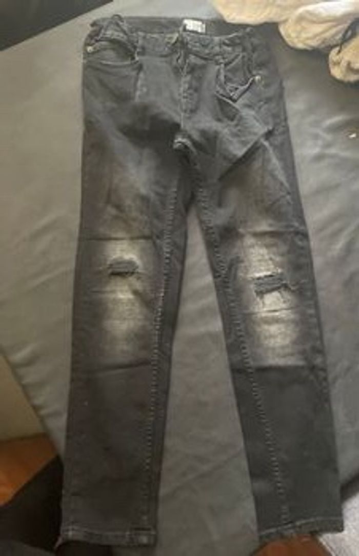 Jean noir, déchiré