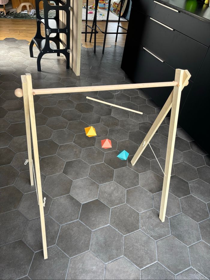 Lot portique et coffret mobiles Montessori