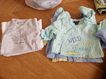 5 bodies 1 mois  3 pyjama 1 mois