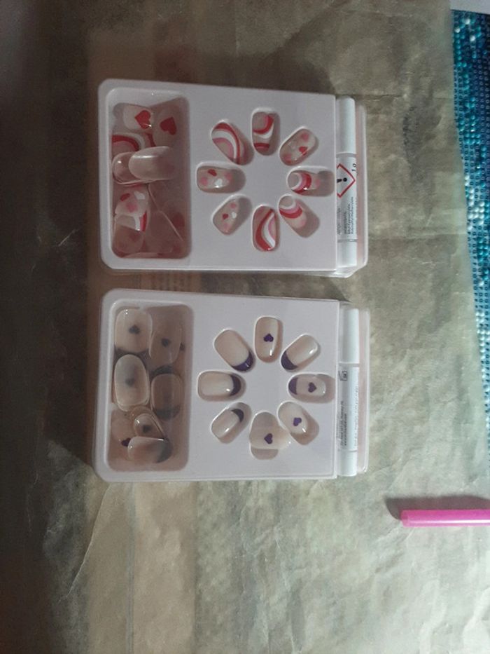 2 boites de faux ongles