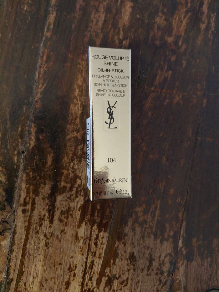 Rouge à lèvres YSL rouge Volupté Shine