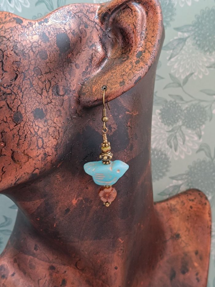 Boucles d’oreilles bohème poétique oiseau bleu ciel & fleur ambrée
- photo numéro 4