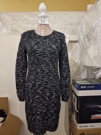 Robe, grise chiné, en polyester, en très très bon état, longueur 86cm,marque Camaïeu =4€