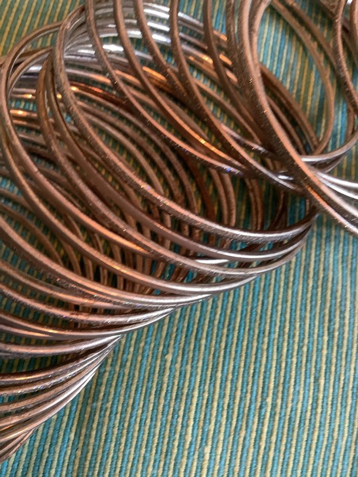Ensemble de 36 bracelets joncs Marc Labat en métal argenté brossé et pailleté - photo numéro 2
