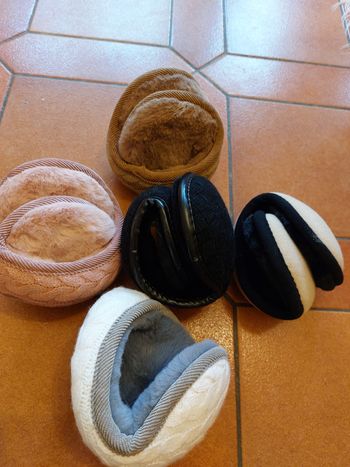 Lot caches oreilles fourres