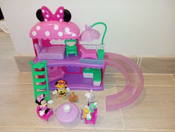 Maison de minnie avec personnages