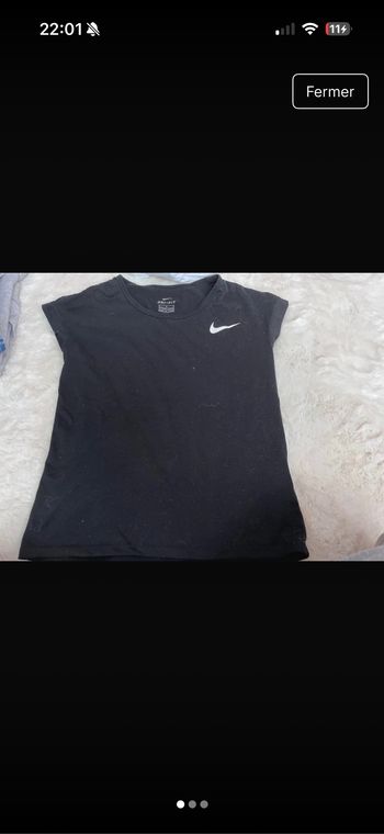 t-shirt Nike noir taille 10-12 ans en très bon état