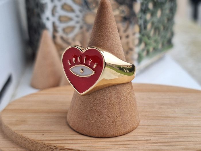 Bague chevalière créatrice dorée en forme de cœur Rouge laqué, orné d'un motif œil dorée - photo numéro 4