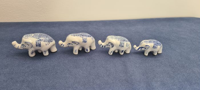 4 éléphants porcelaine bleus et blancs