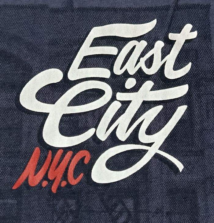 Très beau tee-shirt à manches longues de couleur bleu foncé. Taille 12 ans - photo numéro 5