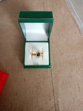 Bague dorée avec Pierre bleu marine