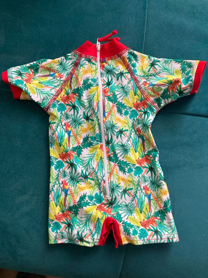 Combinaison anti UV 3 mois - photo numéro 2