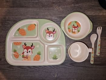 Ensemble assiette, bol, tasse, couverts