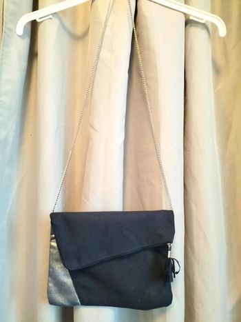 Pochette avec lanière chaînette