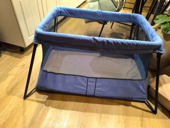 Lit babybjorn bleu et noir