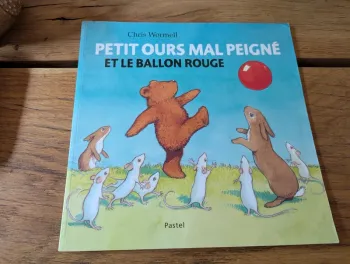 Petit ours mal peigné et le ballon rouge