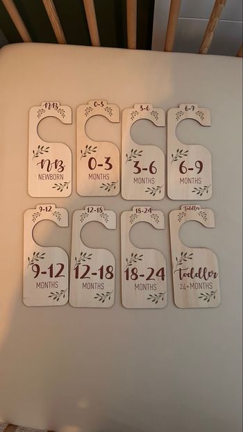 Carte taille pour penderie bébé 