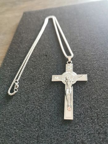 Collier et pendentif croix chrétienne