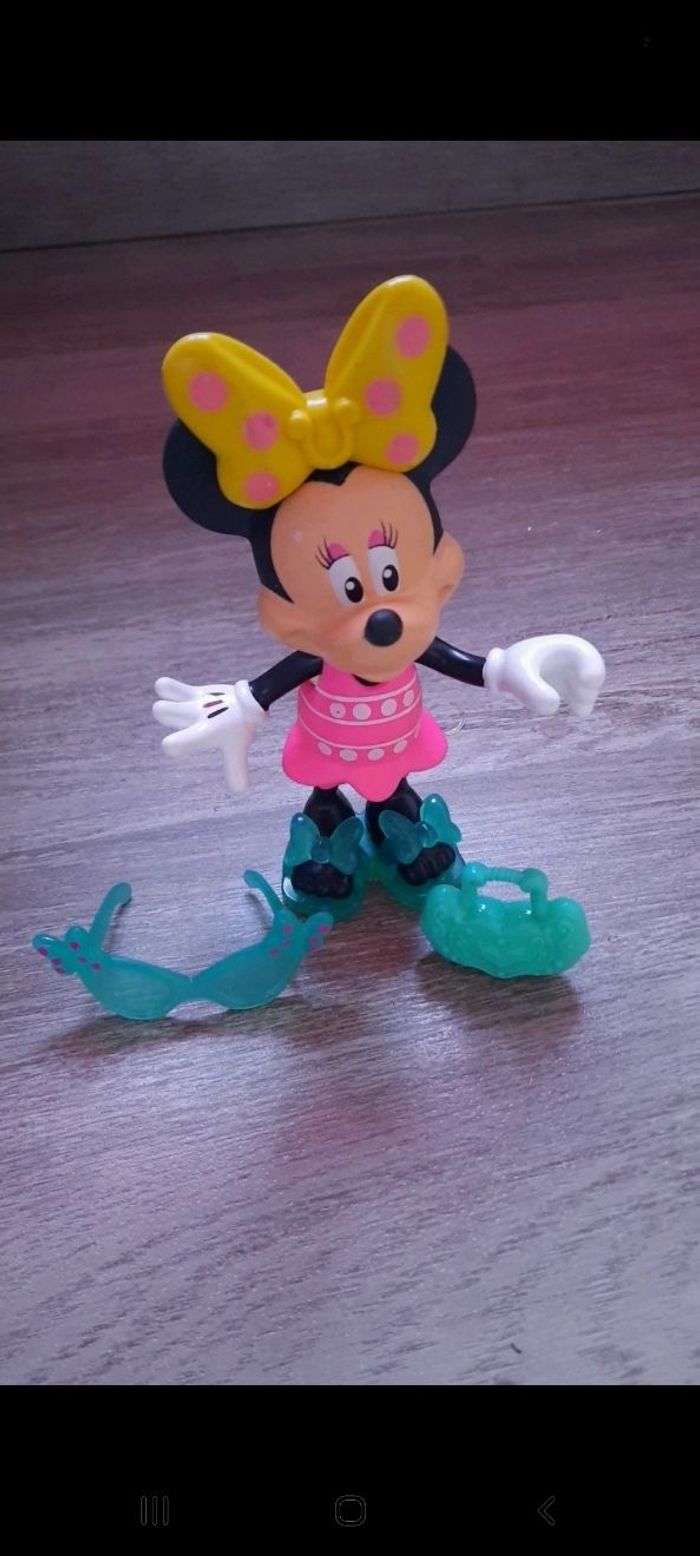 Maison minnie avec personnage - photo numéro 7