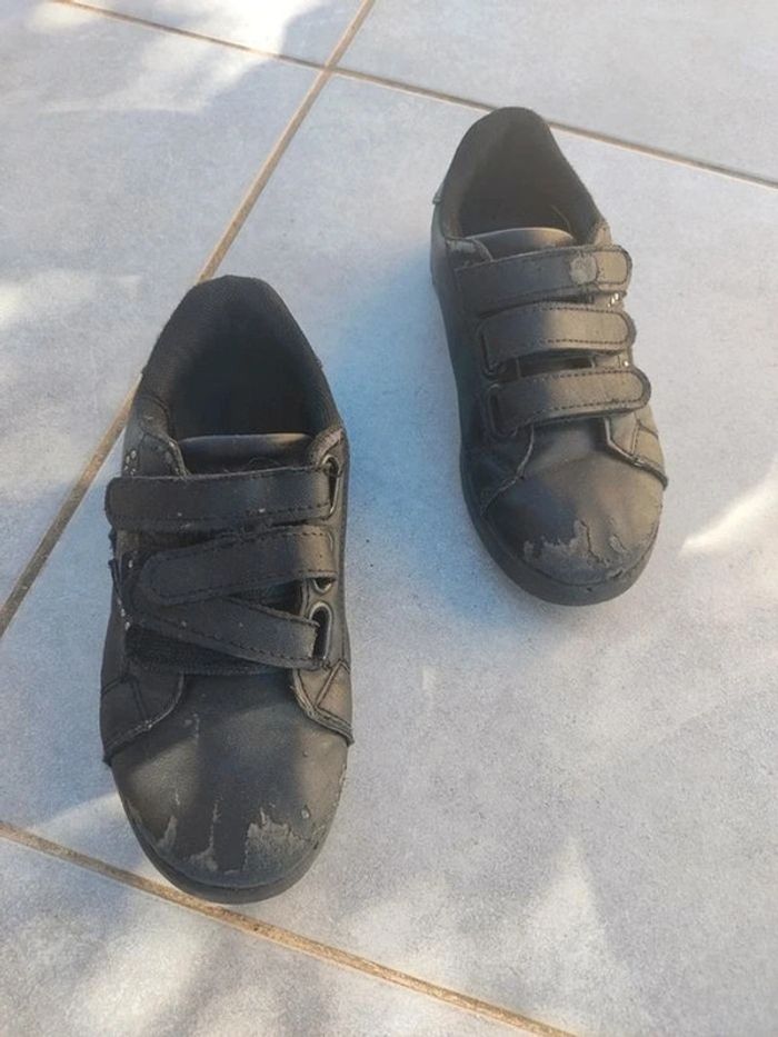 Baskets noires taille 30 - photo numéro 1