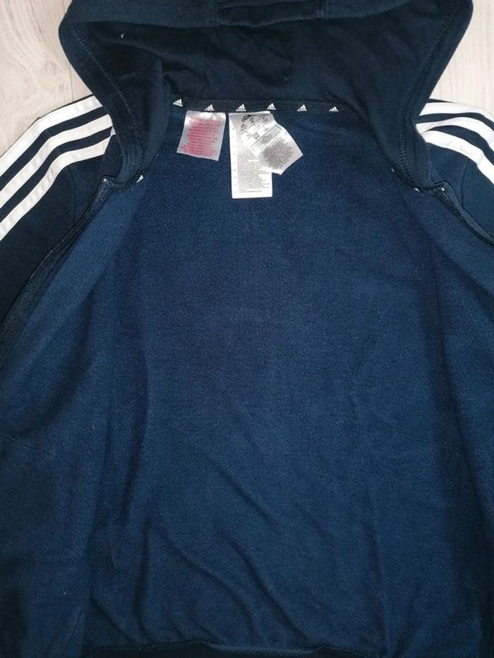 Veste jogging bleu marine Adidas
Doublé polaire 
Taille 11/ 12 ans Très bon état, légères bouloches - photo numéro 3