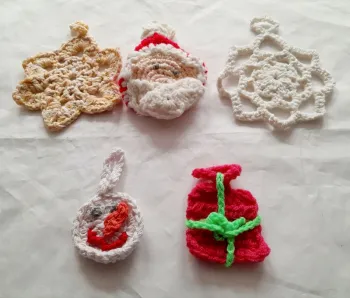 Lot de 5 suspensions pour sapin de Noël faites main au crochet