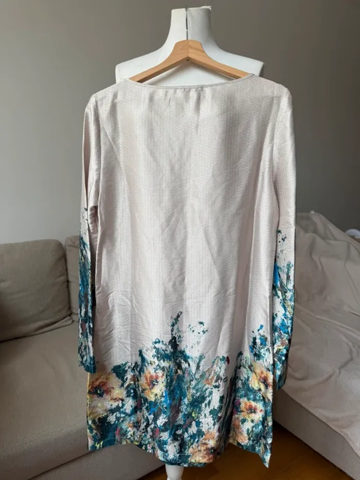 Jolie robe satinée motif XL/42 - photo numéro 3