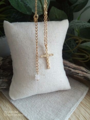Collier croix dorée avec zircons