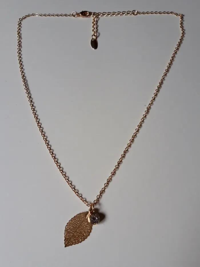 Collier pendentif feuille dorée et strass - photo numéro 2