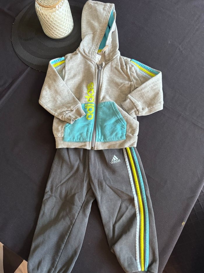 Ensemble survêtement Adidas 18-24 mois