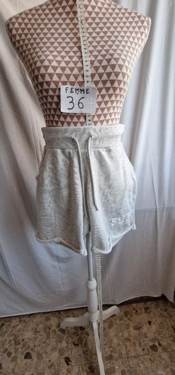 Short, gris , en polyester&coton , en très très bon état, longueur 37cm,largeur 34cm