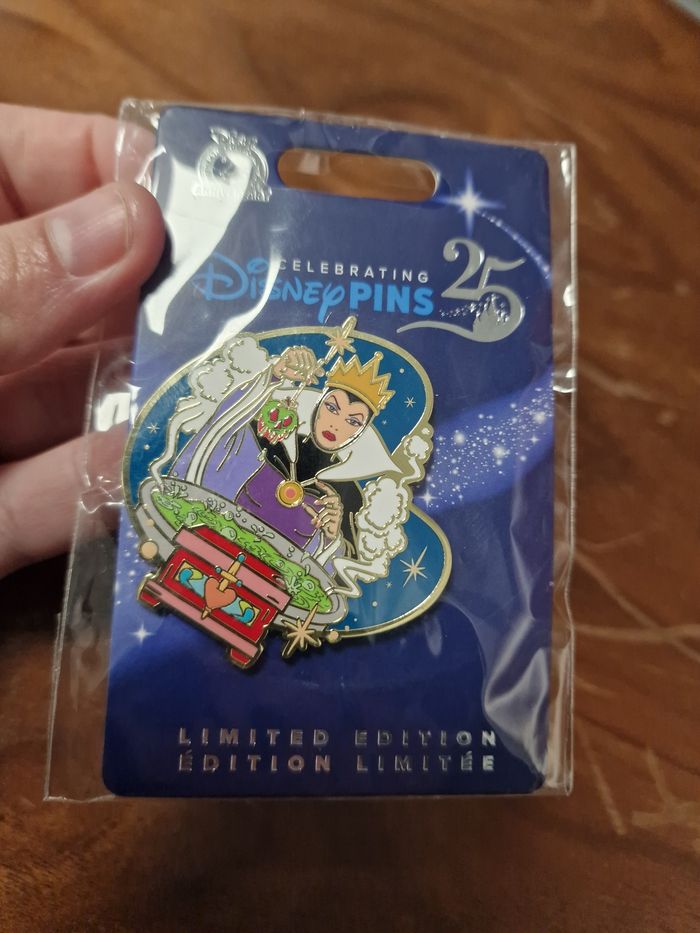Pins disney la reine edition limitée