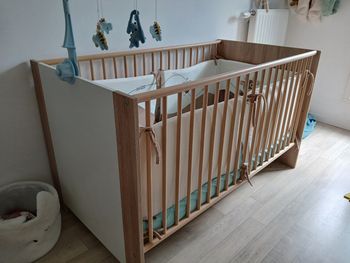 Lit à barreaux en bois