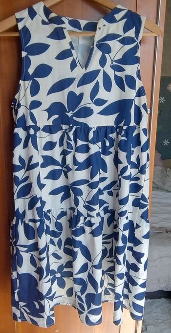 Robe sans manche longueur genoux blanche bleue