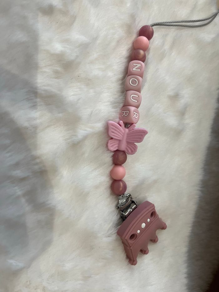 Attache tétine personne