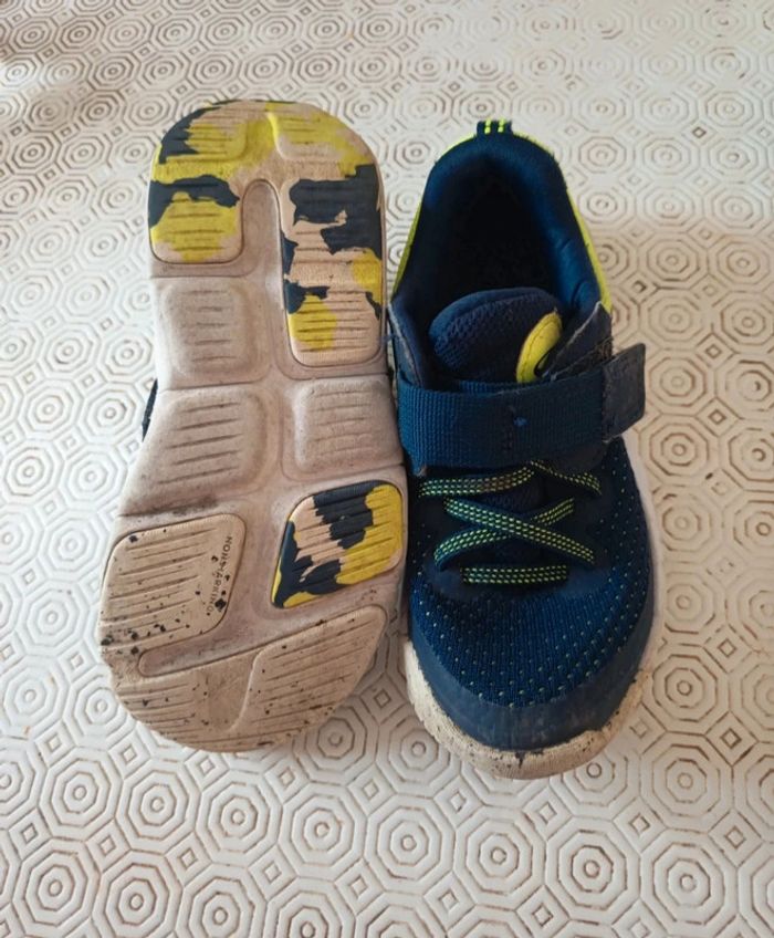 Baskets Decathlon taille 28 - photo numéro 2