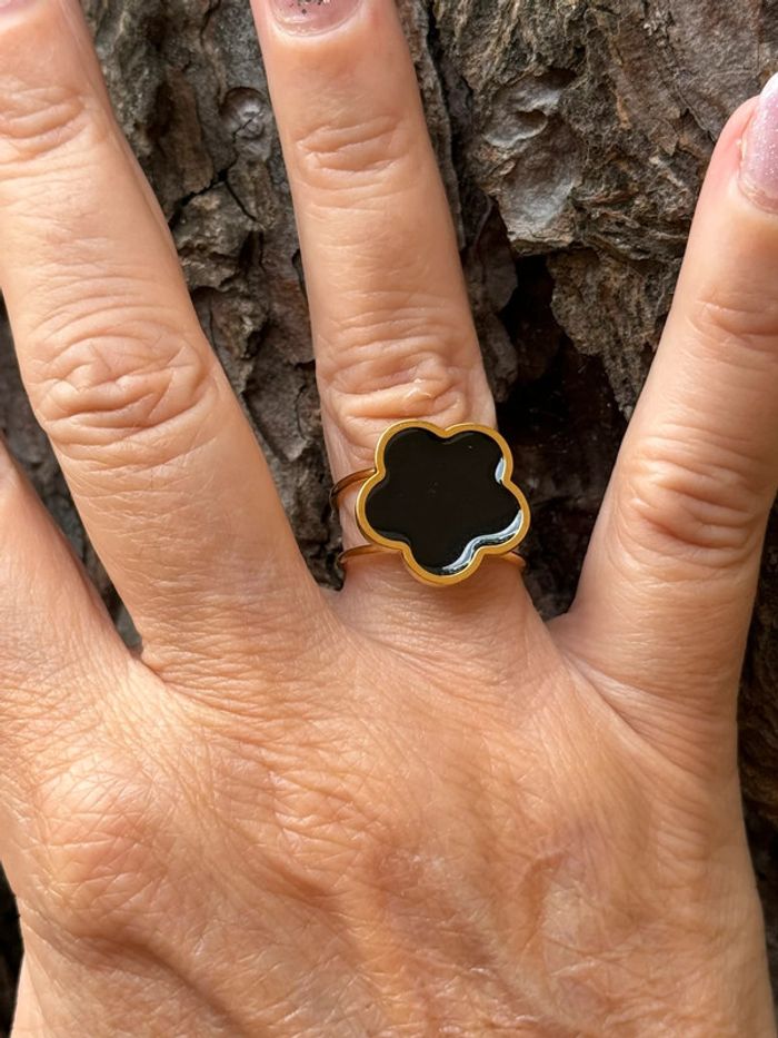 Bague gris trèfle résine noire et acier inoxydable or réglable - photo numéro 4
