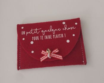 Pochette en feutrine rouge – 10 × 7 cm
