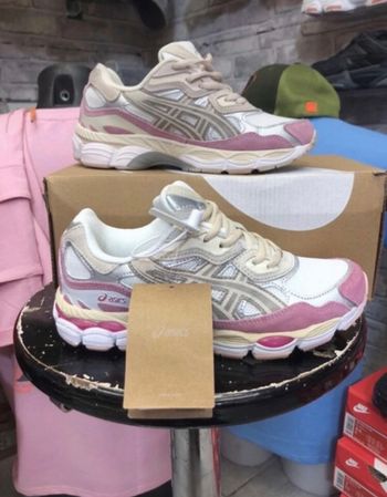 Asics gel rose taille 38 jamais porté neuf