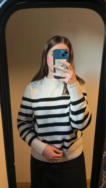 Pull beige rayé noir