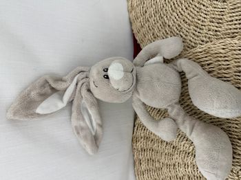 Lapin KIMBALOO (La Halle) doudou beige et blanc à grands pieds