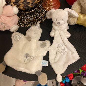 Doudou lapin blanc et une marionnette