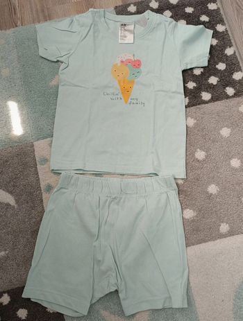 Pyjama short 
Marque h&M
Taille 98 cm