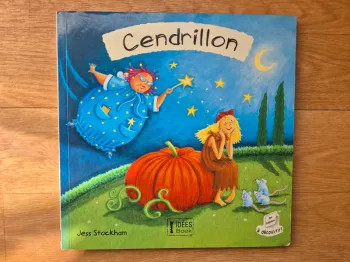 Livre "Cendrillon" avec des fenêtres à dévoiler