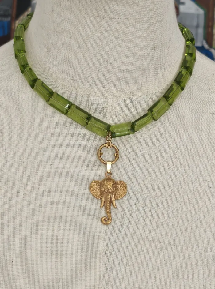 Collier ras-de-cou avec pendentif éléphant doré