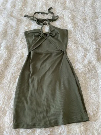 Jolie robe d’été kaki décolleté ouvert Shein taille XS