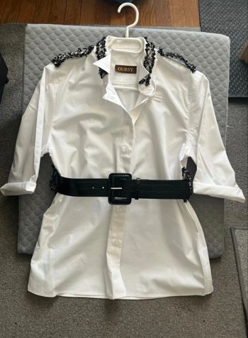 Chemise blanche avec tweed et sa ceinture en simili cuir  