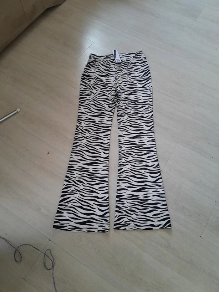 Très beau pantalon zèbre moulant évasé tout doux neuf taille M ou L Noisy May - photo numéro 2