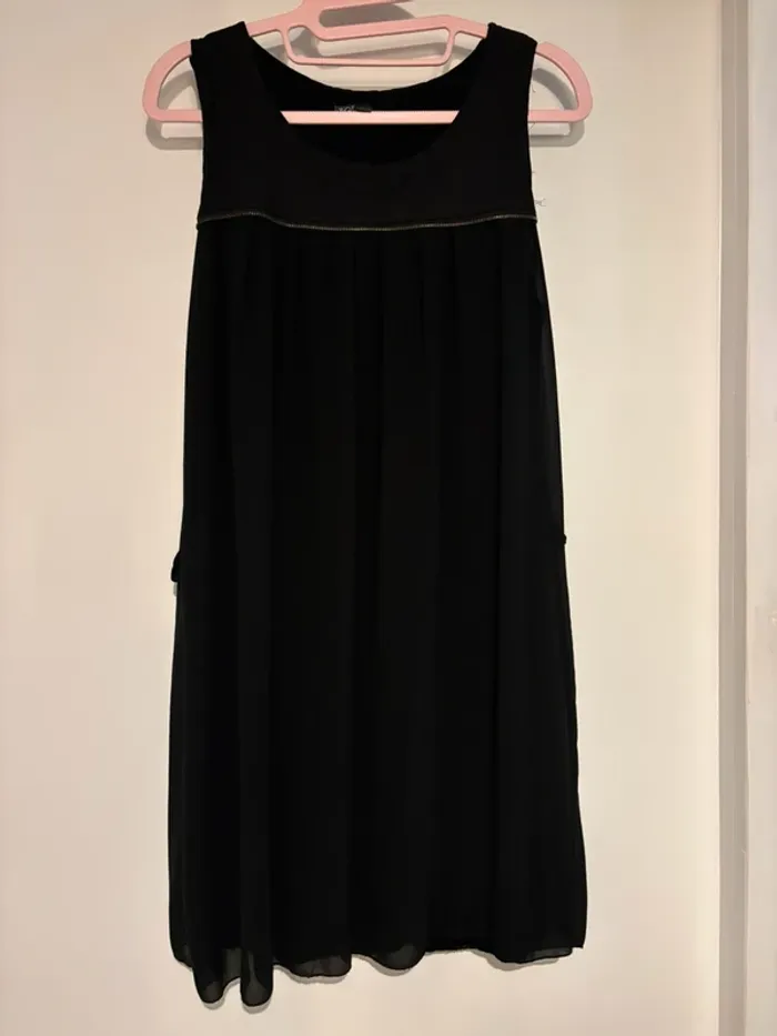 🖤 Robe Noire Élégante TQF Collection – Taille