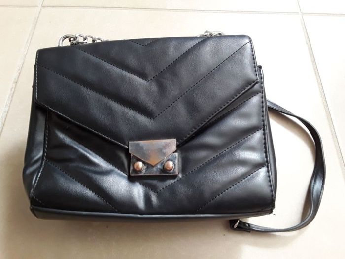 Sac noir porté épaule BERSHKA